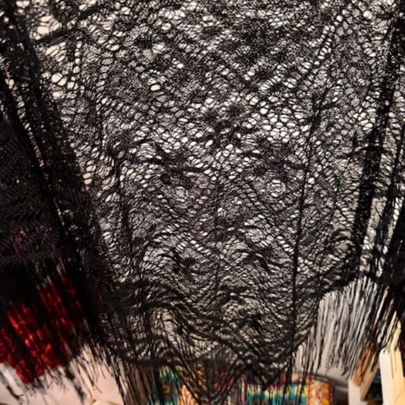 Poncho/Chal Tejido con Flecos (Lightweight black knitted poncho) - Picture 4 of 5